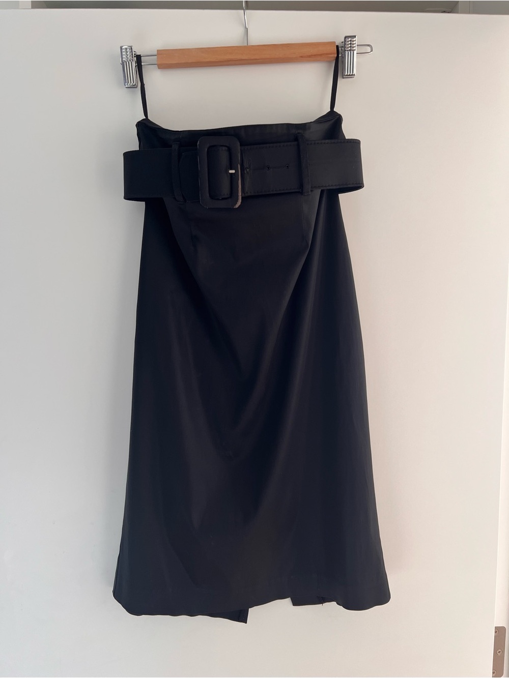 Black High-Waist Belted Satin Pencil Skirt from Le Chateau